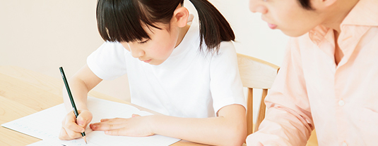 勉強を教えてもらう子供